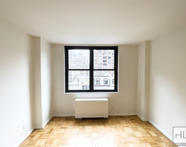 East 49 Street - Photo Thumbnail 3