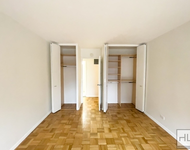East 49 Street - Photo Thumbnail 5