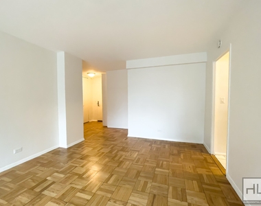 East 49 Street - Photo Thumbnail 6