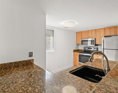 1040 Lake Shore Drive - Photo Thumbnail 5