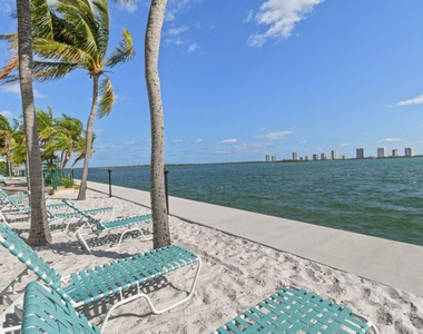 1040 Lake Shore Drive - Photo Thumbnail 7