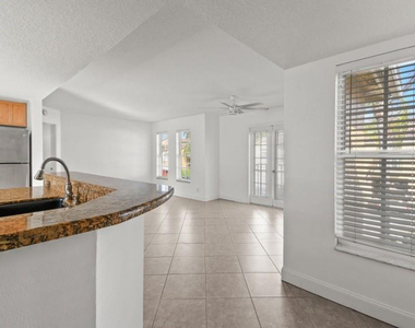 1040 Lake Shore Drive - Photo Thumbnail 3
