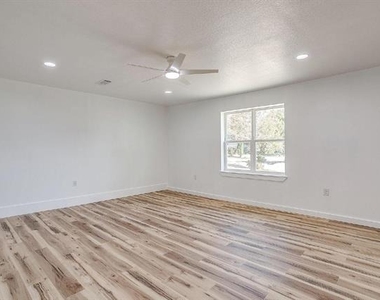 521 Mesquite Avenue - Photo Thumbnail 9