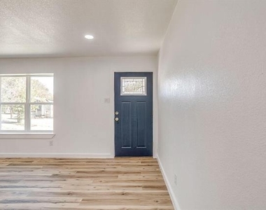 521 Mesquite Avenue - Photo Thumbnail 3