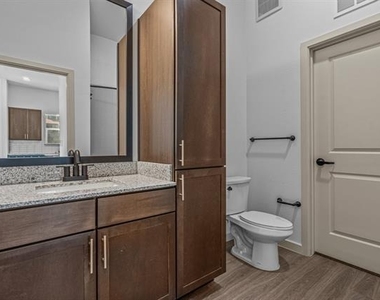 3120 E Park Row Drive - Photo Thumbnail 9
