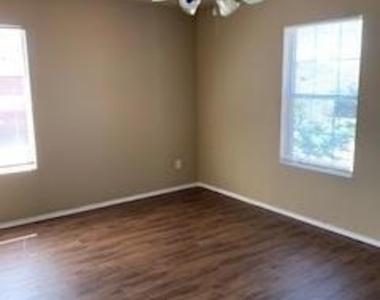 2712 Redwood Street - Photo Thumbnail 10