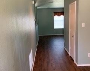 2712 Redwood Street - Photo Thumbnail 2