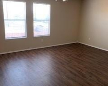 2712 Redwood Street - Photo Thumbnail 7