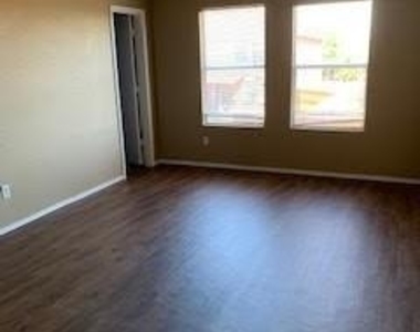 2712 Redwood Street - Photo Thumbnail 13