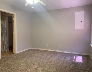 1602 W Elm Street - Photo Thumbnail 14