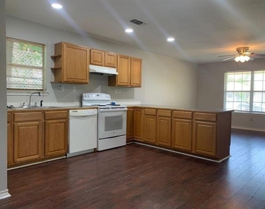 1602 W Elm Street - Photo Thumbnail 10