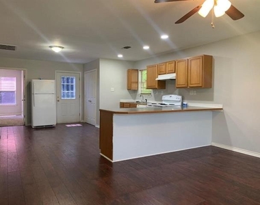 1602 W Elm Street - Photo Thumbnail 2