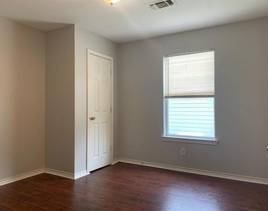 1602 W Elm Street - Photo Thumbnail 12