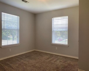 1602 W Elm Street - Photo Thumbnail 5