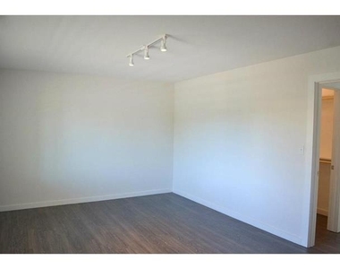 3421 W 5th Street - Photo Thumbnail 8
