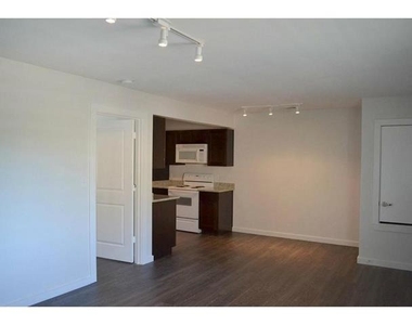 3421 W 5th Street - Photo Thumbnail 4