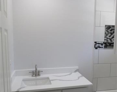818 Thomas Street - Photo Thumbnail 5