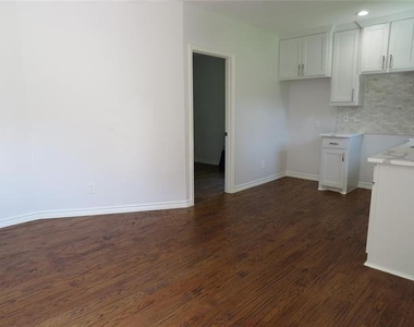 818 Thomas Street - Photo Thumbnail 3