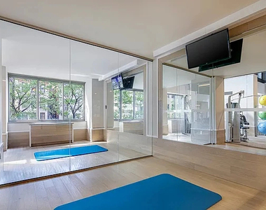 360 West 43rd Street - Photo Thumbnail 6