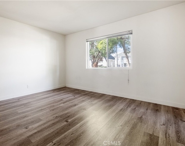 2726 S Menlo Ave. - Photo Thumbnail 6