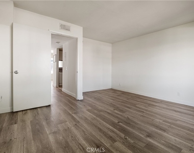 2726 S Menlo Ave. - Photo Thumbnail 4