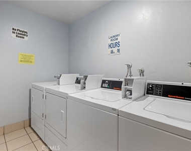 1246 W 30th Street W - Photo Thumbnail 11