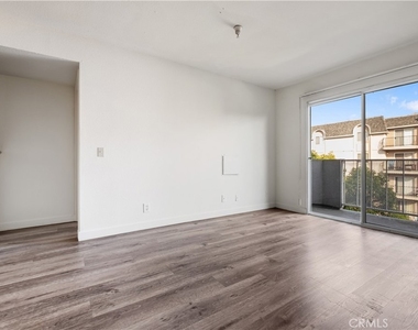 1246 W 30th Street W - Photo Thumbnail 7