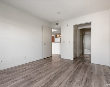 1246 W 30th Street W - Photo Thumbnail 3