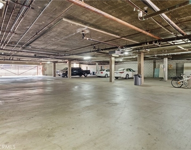 1246 W 30th Street W - Photo Thumbnail 10