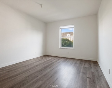 1246 W 30th Street W - Photo Thumbnail 6