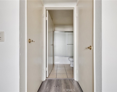 1246 W 30th Street W - Photo Thumbnail 5
