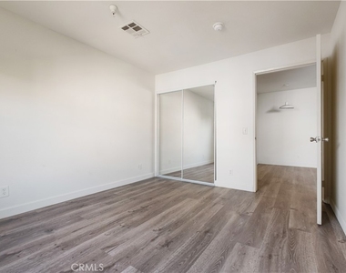 1246 W 30th Street W - Photo Thumbnail 2