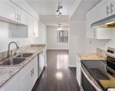 433 S Manhattan Place - Photo Thumbnail 1