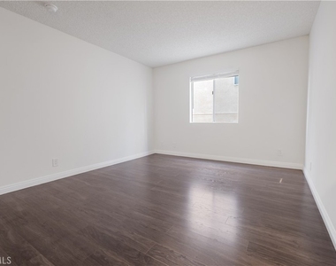 433 S Manhattan Place - Photo Thumbnail 10