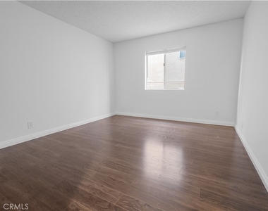 433 S Manhattan Place - Photo Thumbnail 11