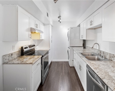 433 S Manhattan Place - Photo Thumbnail 2