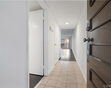 433 S Manhattan Place - Photo Thumbnail 4