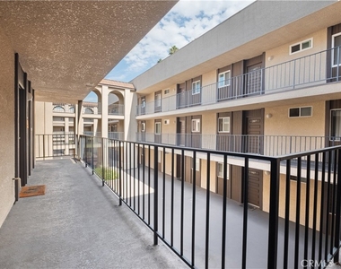 433 S Manhattan Place - Photo Thumbnail 14