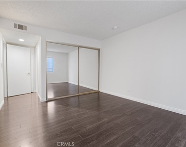 433 S Manhattan Place - Photo Thumbnail 9