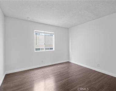 433 S Manhattan Place - Photo Thumbnail 8