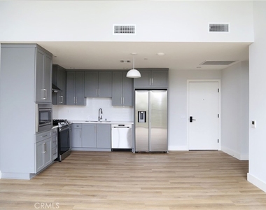101 S Chapel Avenue - Photo Thumbnail 2