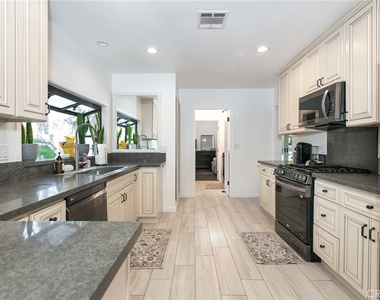 5825 Fulton Avenue - Photo Thumbnail 12