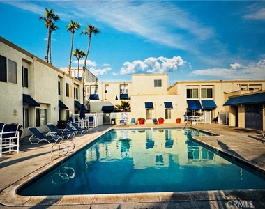 711 Pacific Coast - Photo Thumbnail 2