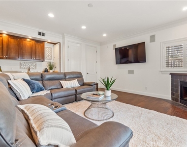 1077 10th Street - Photo Thumbnail 8