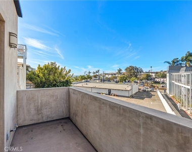 1077 10th Street - Photo Thumbnail 7