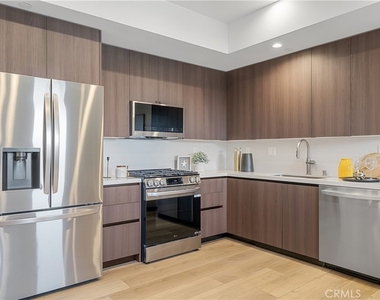 150 S Oak Knoll Avenue - Photo Thumbnail 7