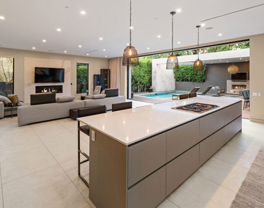 623 N Edinburgh Avenue - Photo Thumbnail 5