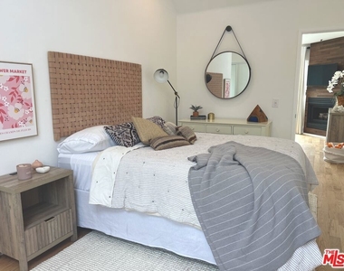 25366 Malibu Road - Photo Thumbnail 12