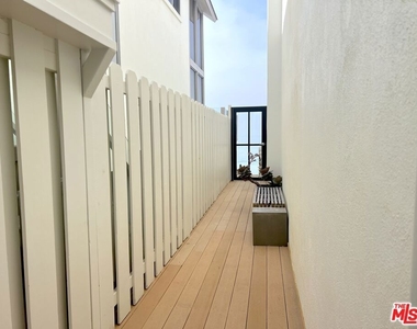 25366 Malibu Road - Photo Thumbnail 22