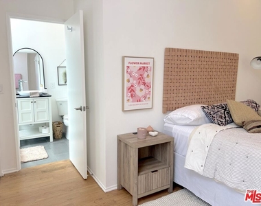 25366 Malibu Road - Photo Thumbnail 14